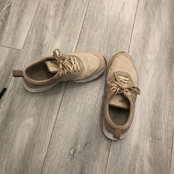 Nike Theas - Picture 2 of 2